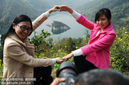 Rùa đá khổng lồ một năm nổi một lần trên sông ở Trung Quốc